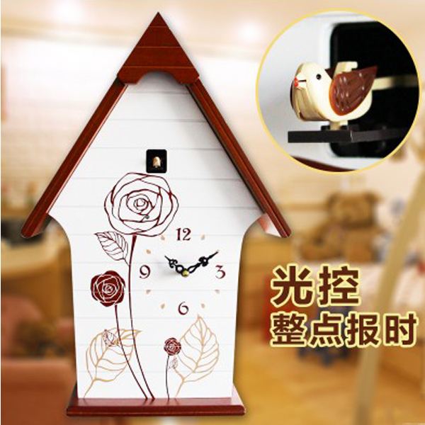 5Cgo 43415948089 光控整點音樂報時布穀鳥鐘咕咕鐘表歐式時尚創意客廳田園掛鐘簡約小房子壁飾 CHX08400