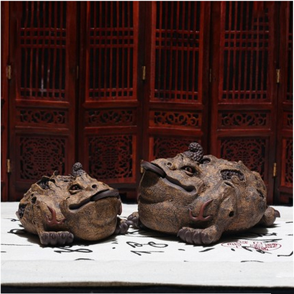 5Cgo 26419332346 宜興紫砂精品茶寵雕塑萬年金蟾王霸氣樹皮功夫茶具配件創意金蟾大小號一對  LAY03800