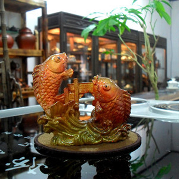 5Cgo  16596386504 茶具鯉魚躍龍門紫砂茶寵樹脂變色魚茶盤茶寵擺件居家客廳擺飾創意茶趣  LAY03000
