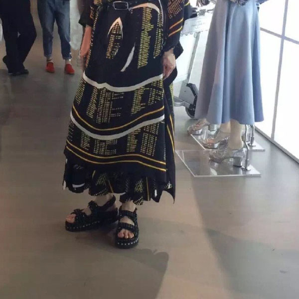 5Cgo 531352691187  韩版黑色厚底鬆糕涼鞋魔術貼厚底松糕鞋 不發光版  GSX84000