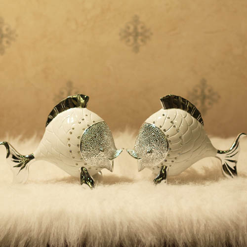 5Cgo 12903812524 時尚 家居裝飾品 擺設 银海魚親嘴魚擺件 情侶結婚禮物 招材樹脂 工藝禮品 創意擺設品 LXM96100